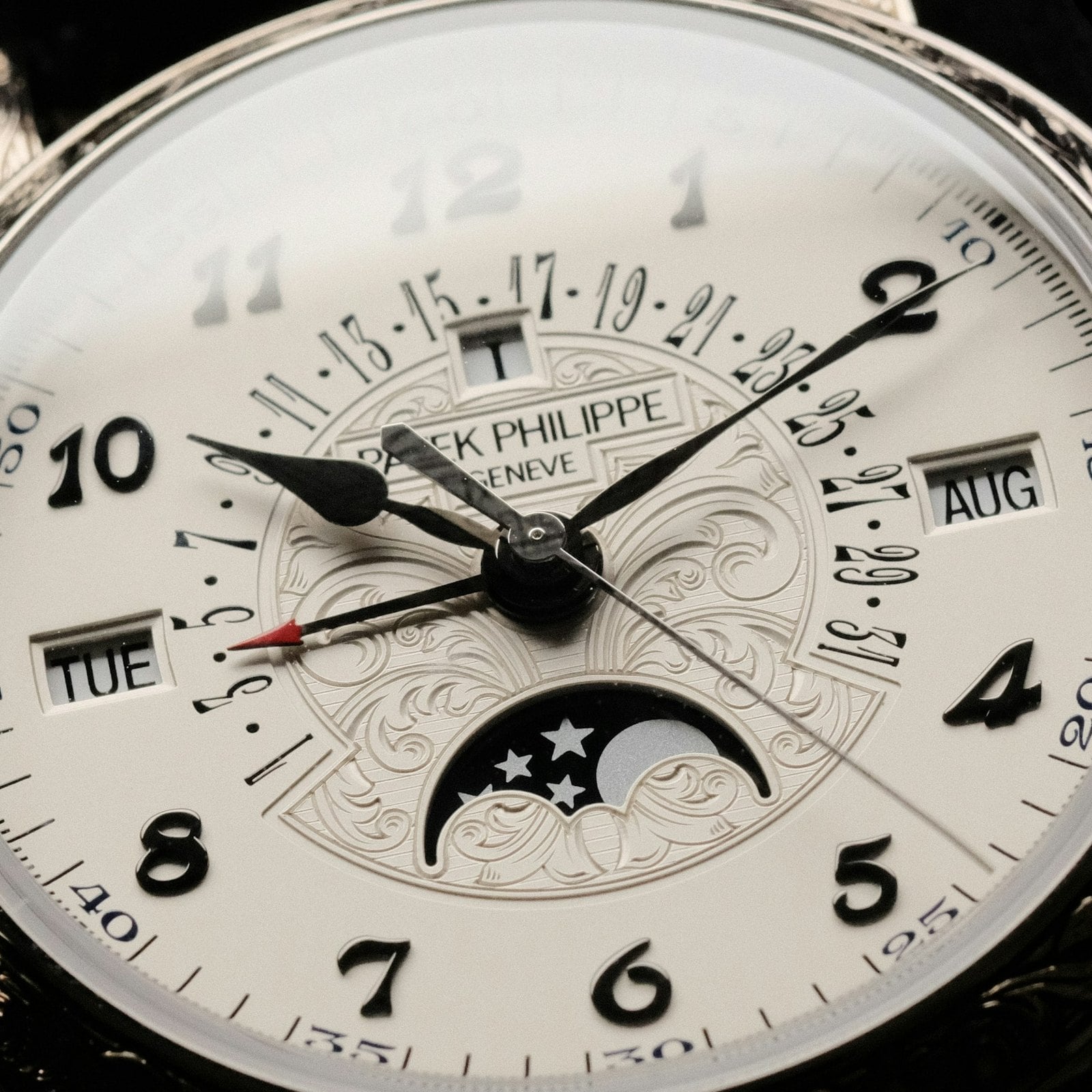 The dial of the Patek Philippe Perpetual Calendar 5160/500G-001, up close